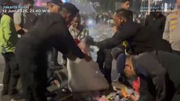 Seskab Teddy Unggah Video Bersih-Bersih Pascaaksi, Pastikan Fasilitas Publik Siap Kembali Dipakai Warga