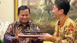 Prabowo Terima Suvenir Kapal Perang Mikasa dari Menhan Jepang saat Pertemuan di Kertanegara