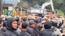 Kios di Puncak Pass Dibongkar Paksa, Pedagang Melawan