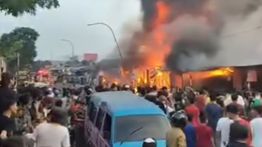 VIDEO: Ngerinya Kebakaran Hantam Rumah-rumah di Depok