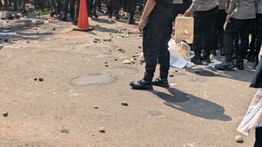 Eksekusi Hotel Sultan Ricuh, Wartawan NTVNews.id Terkena Lemparan Batu