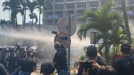 Massa Tolak Eksekusi Hotel Sultan, Polisi Semprot Water Cannon