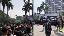 VIDEO: TNI Hadang Massa, Proses Pengosongan Hotel Sultan Masih Berlangsung
