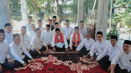 Rano Karno Ziarah Makam Guru Mughni