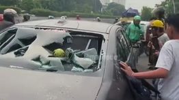BMW Listrik Jadi Sasaran Amukan Massa Usai Diduga Tabrak Pemotor di Kembangan