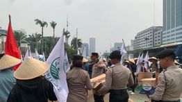 Polisi Bagikan Makanan dan Minuman kepada Massa Aksi Reforma Agraria di DPR