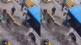 Jalan MT Haryono Arah Semanggi Macet Parah imbas Bus Transjakarta Tabrak Separator Busway