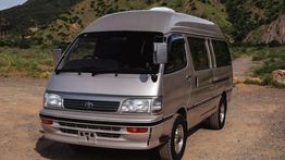 Toyota HiAce Lawas Ini Bukan Van Biasa, Ada Kamar Mandi, Tempat Tidur, hingga TV