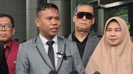 Kuasa Hukum Soroti Pemakaian Paksa Rompi Tahanan Roy Suryo & dr Tifa