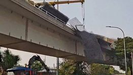 Evakuasi Truk Terguling di Flyover Tomang Terkendala, Besi Kembali Jatuh ke Jalan