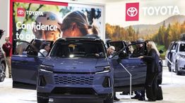 Toyota Kembali Pangkas Produksi Global hingga 100.000 Unit, Permintaan Mobil Melemah