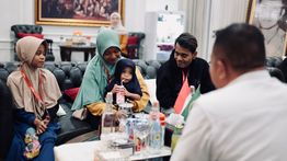 Bupati Bogor Temui Novi, Pengamen Cilik Viral yang Berjuang Bantu Keluarga
