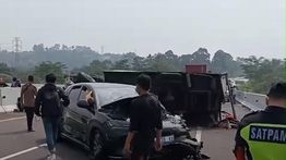 Mobil Listrik BYD Tabrak Truk sampai Terguling di Tol