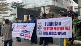 Massa Menggelar Demo di Depan Kantor BGN