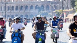 Ribuan Pengendara Vespa Padati Roma, Rayakan HUT ke-80 Skuter Legendaris Italia