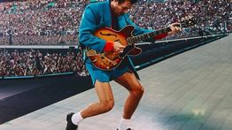 Harry Styles Sempat Tumbang di Panggung Saat Konser di Wembley