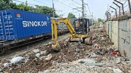KAI Tertibkan Bangunan Liar di Jalur Pasar Senen&ndash;Pasar Gaplok Demi Keselamatan Kereta