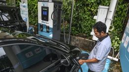 Airlangga Sebut Insentif Kendaraan Listrik Masih Dievaluasi Bersamaan dengan Persiapan Mobil Nasional