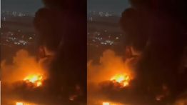 Puluhan Anggota Damkar Padamkan Kebakaran Gudang di Cakung