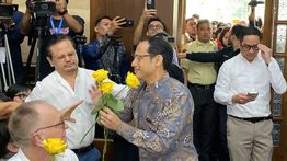 Tangis Nadiem Makarim Pecah Saat Tiba di Sidang Vonis, Disambut Keluarga dan Mawar Kuning