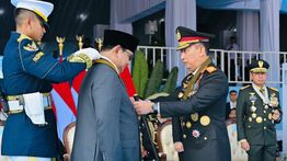 Momentum Prabowo Terima Medali Loka Praja Samrakshana pada Peringatan Ke-80 Hari Bhayangkara