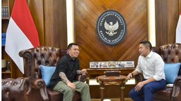 Seskab Teddy Indra Wijaya Bertemu Panglima Jilah, Bahas Persatuan dan Pelestarian Budaya Dayak