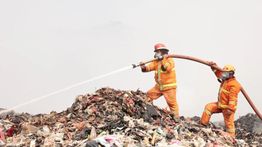 KLH Kerahkan 30 Personel Manggala Agni untuk Percepat Pemadaman Kebakaran TPA Jatiwaringin