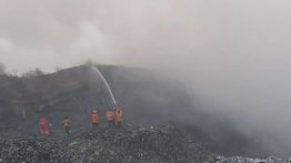 KLH Siapkan Pembenahan Pengelolaan TPA Jatiwaringin Usai Kebakaran Terkendali