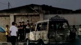 Mobil Hangus Terbakar di Ciputat Timur, Jadi Tontonan Bocah