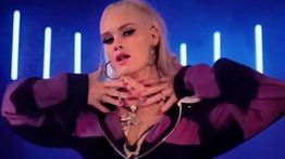 Penyanyi Inggris Lauren Bennett Meninggal Dunia di Usia 37 Tahun