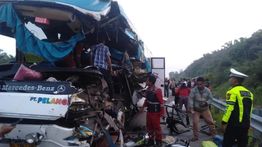 Bos Pelangi Kecelakaan di Tol Pekanbaru-Dumai, 2 Penumpang Tewas