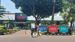 Karangan Bunga Dukungan untuk Polri Mejeng di Depan Gedung Ditreskrimsus Polda Metro