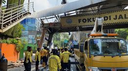 Proses Evakuasi JPO Tendean Pasca Ditabrak Truk, Tiga Unit Crane Dikerahkan ke Lokasi