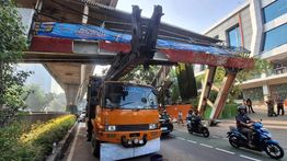 BPBD: Sopir Main Ponsel Jadi Penyebab Truk Alat Berat Tersangkut JPO Tendean