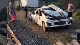 Mobil Ayla Dihantam Kereta Api Sampai Ringsek, 2 Remaja Putri Tewas Mengenaskan