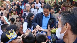 Purbaya Blusukan ke Pasar Ngasem Yogyakarta, Cicipi Bakpia Sampai Sapa Warga
