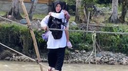 Viral, Guru Gendong Anak Seberangi Sungai Lewat Jembatan Tali di Aceh Jadi Sorotan