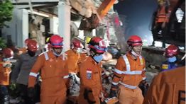 Saat Basarnas Cari Dua Korban Tertimbun Bangunan Runtuh di Grand  Polonia Medan