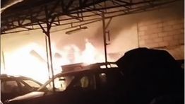 VIDEO: Kebakaran Mengerikan Hantam Bengkel Motor Mobil di Palmerah