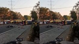 Ngeri! Truk Hantam Pengendara Motor, Puluhan Korban Berjatuhan di Mojokerto