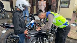 Cek Fakta: Pemotor Pakai Sandal Jepit Ditilang Rp250 Ribu