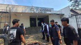 Polisi Lakukan Olah TKP Kematian Sutrimo di Depan Klinik Kebayoran Baru