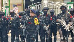 TNI-Polri Berjaga di Tambak Menteng Usai Bentrok Maut