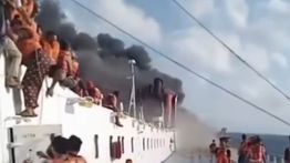 Penumpang KMP Mutiara Sentosa 2 Nekat Lompat ke Laut Saat Kapal Terbakar di Perairan Madura