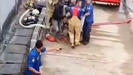 VIDEO: Detik-detik Petugas Damkar Tewas Padamkan Kebakaran