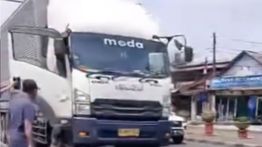 Nahas! Pemotor Bersama Penumpangnya Terjepit dalam Kolong Truk di Bekasi