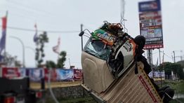 Truk Terbalik Akibat Jalan Bergelombang di Karawang Barat