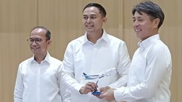 Sinergi Garuda Indonesia-Toyota Hadirkan Layanan Antar-Jemput Alphard Hybrid EV bagi Penumpang Premium