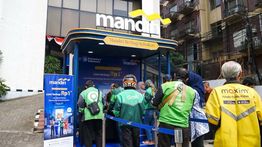 Bank Mandiri Bagikan 3.360 Paket Makanan untuk Pekerja Rentan Jelang HUT RI ke-81