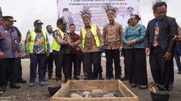 Menkop Lakukan Peletakan Batu Pertama Pembangunan KDKMP Dekai di Yahukimo
